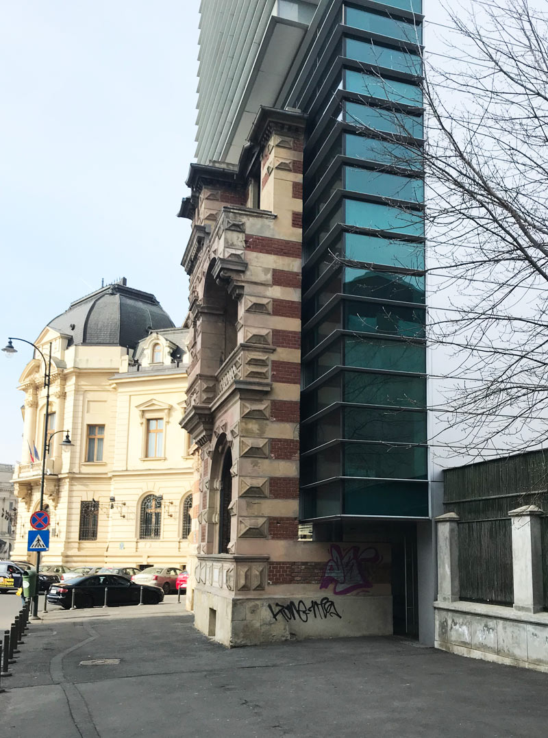 combintation between new and old style building in Bucharest