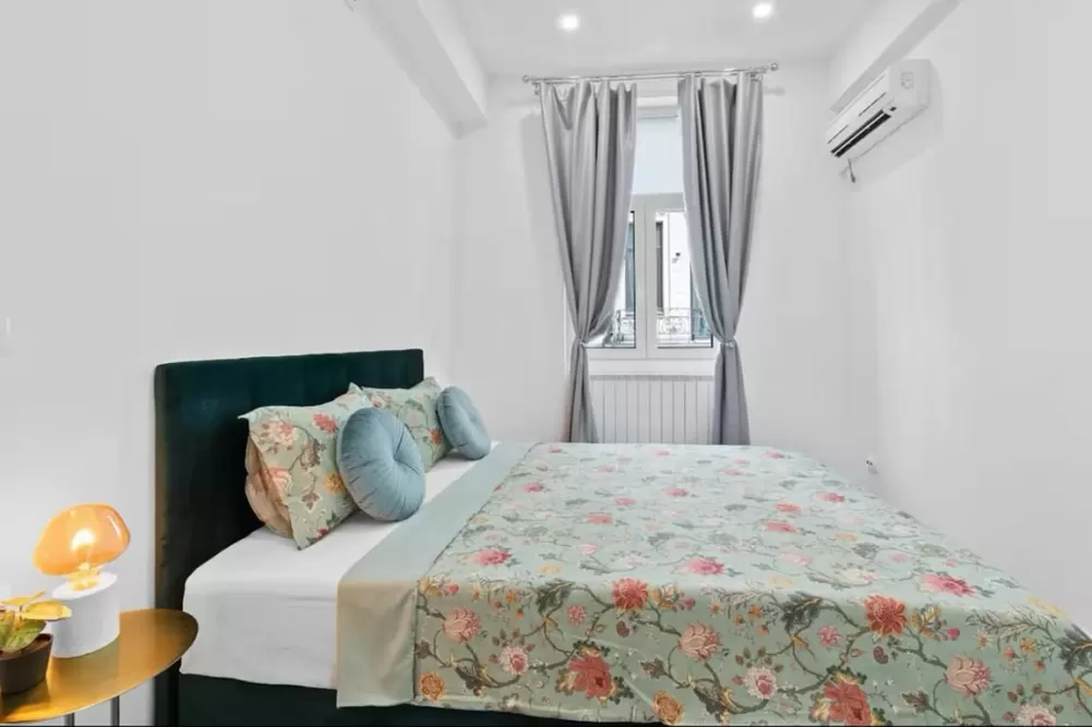 Renovated 2 Rooms Apartment Old Town 9
