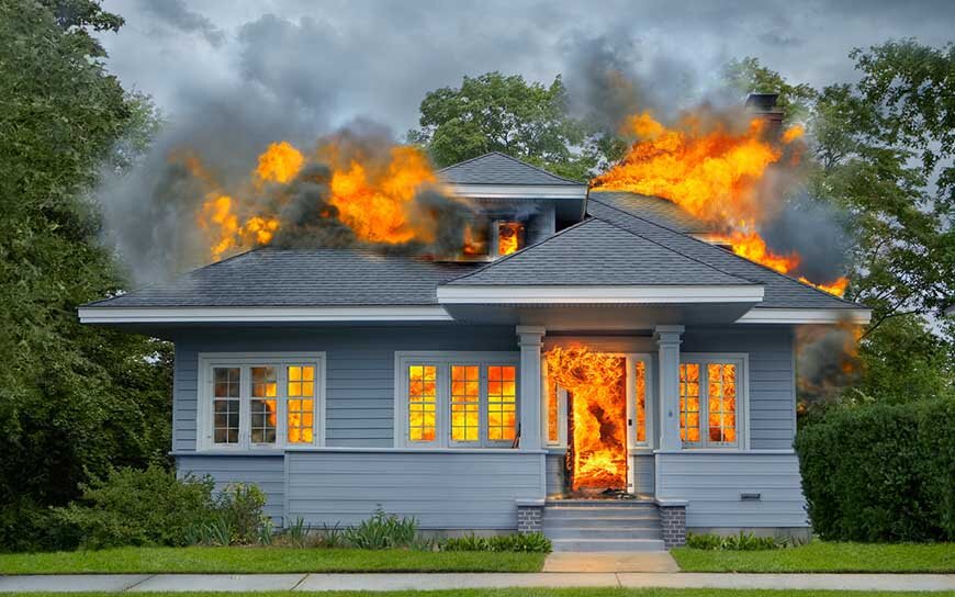 Ночной пожар в «Доме на Минаева»: сгорела сауна (фото)